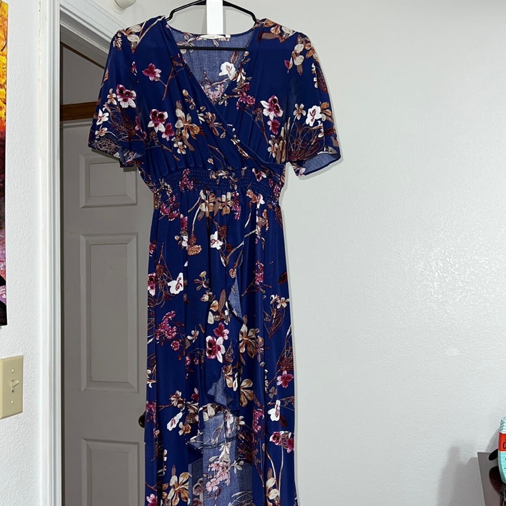 Cute floral dress.